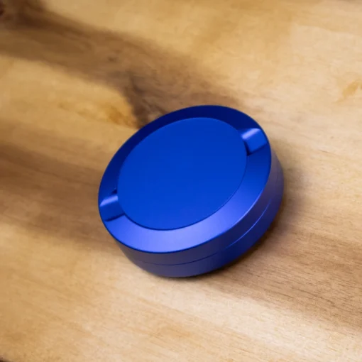 Graverad blå snusdosa i aluminium med live-preview