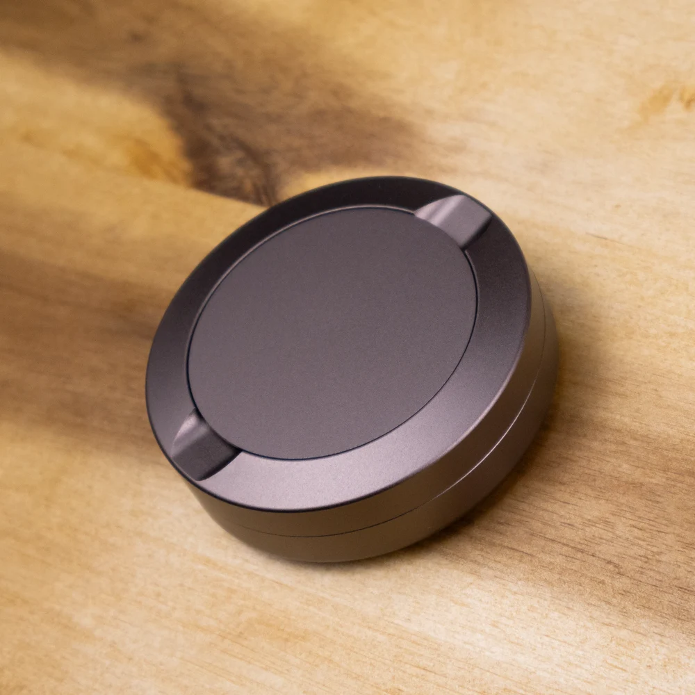Varm bronsfinish med din personliga gravyr. Välj namn, datum eller ett motiv och gör dosan till din. Graverad brons snusdosa i aluminium med live-preview