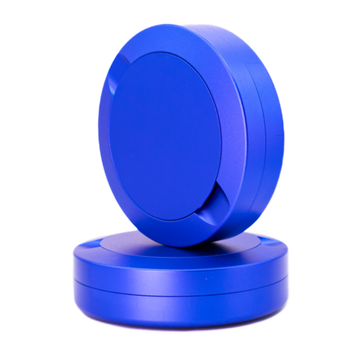Snusdosor i aluminium i blå färg som kan graveras med personlig design