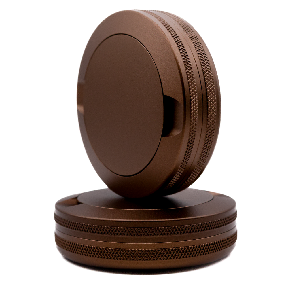 Varm kopparlook med personlig gravyr. Designa med namn, datum eller ett eget motiv. Snusdosor i aluminium i koppar färg som kan graveras med personlig design