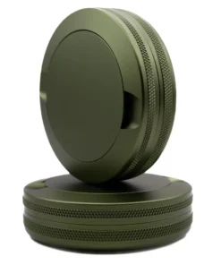 Snusdosor i sammetsgrön färg i aluminium som kan graveras på både lock och undersida med egen text och design