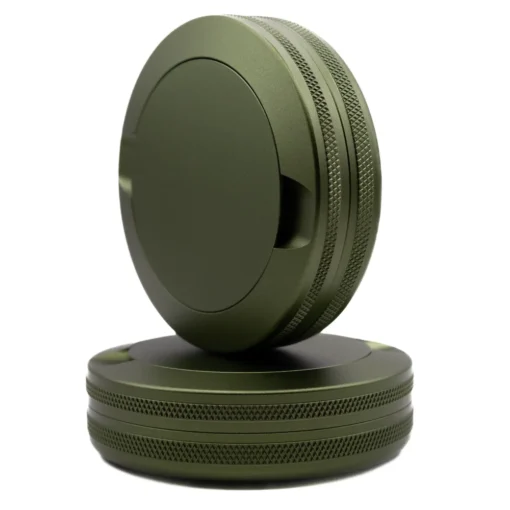 Snusdosor i sammetsgrön färg i aluminium som kan graveras på både lock och undersida med egen text och design