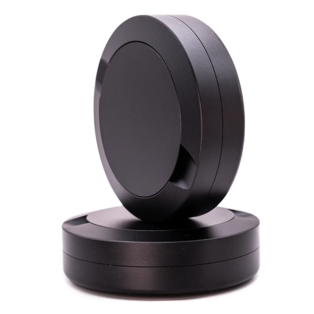 Helsvart och personlig. Gravera namn, datum eller ett motiv och gör den till något eget. Svarta snusdosor i aluminium som kan anpassas med gravyr