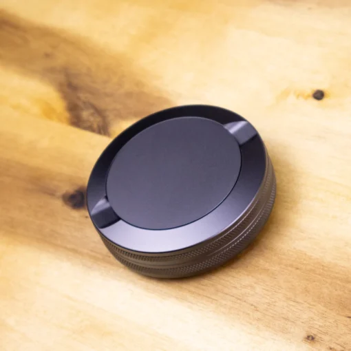Graverad grafit snusdosa i aluminium med live-preview