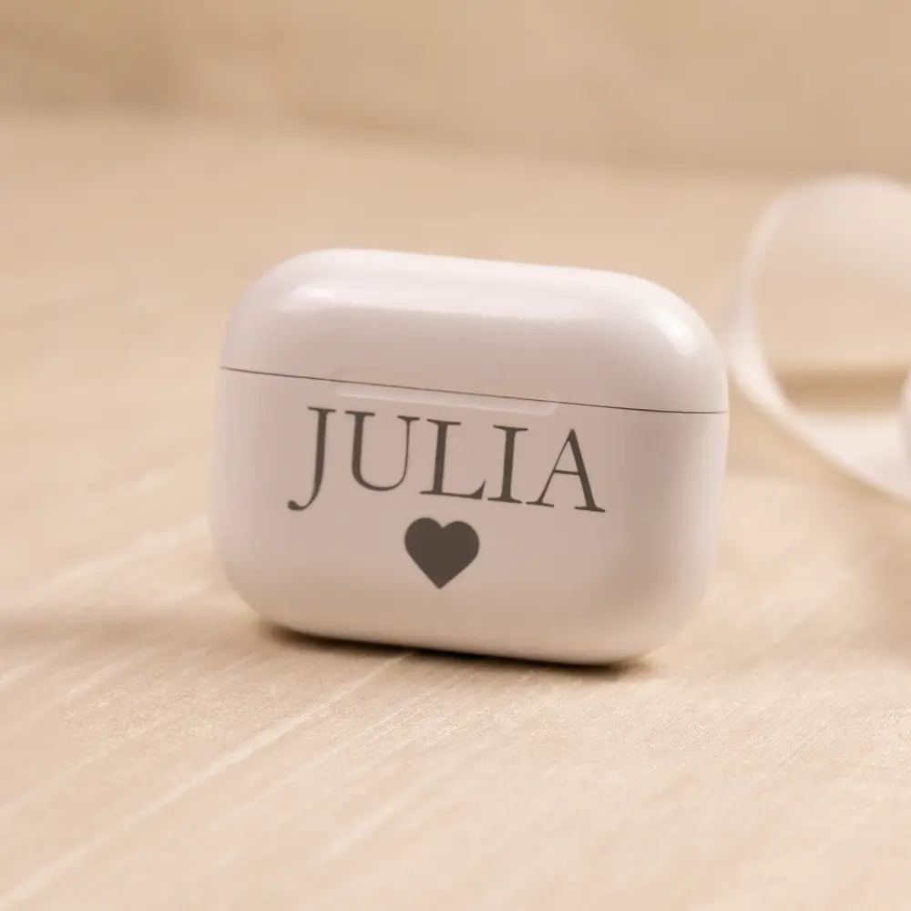 Graverat AirPods-fodral i med namnet Julia och ett hjärta