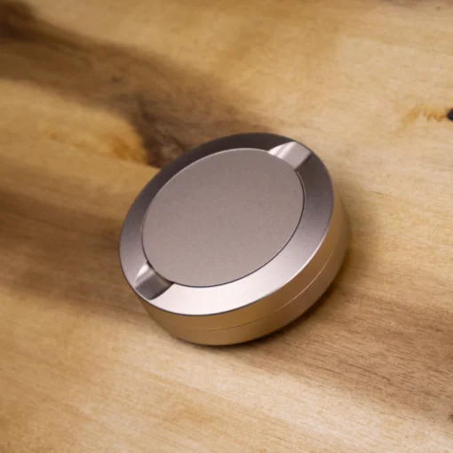 Graverad guld snusdosa i aluminium med live-preview