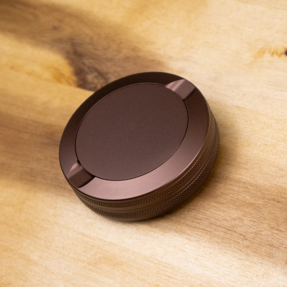 Varm kopparlook med personlig gravyr. Designa med namn, datum eller ett eget motiv. Graverad koppar snusdosa i aluminium med live-preview