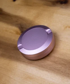 Graverad rosa snusdosa i aluminium med live-preview
