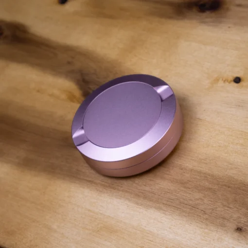 Graverad rosa snusdosa i aluminium med live-preview