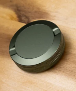 Graverad sammetsgrön snusdosa i aluminium med live-preview