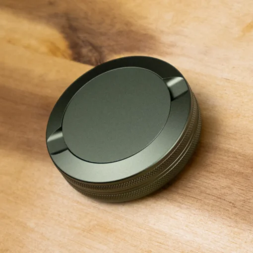 Graverad sammetsgrön snusdosa i aluminium med live-preview