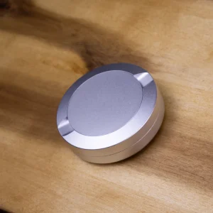 Klassisk silver, personlig gravyr. Välj namn, datum eller ett motiv och designa din egen snusdosa. Graverad silver snusdosa i aluminium med live-preview
