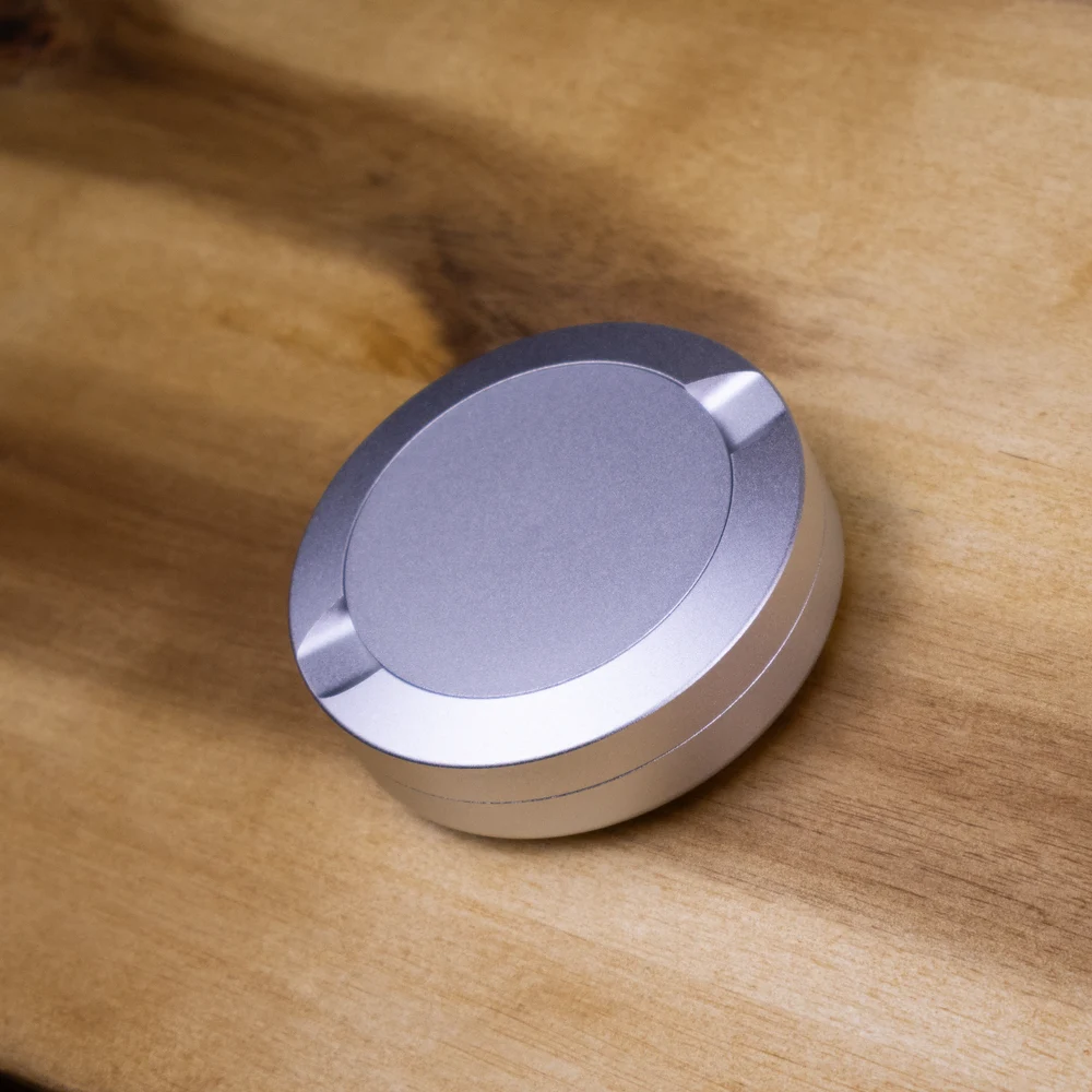Klassisk silver, personlig gravyr. Välj namn, datum eller ett motiv och designa din egen snusdosa. Graverad silver snusdosa i aluminium med live-preview