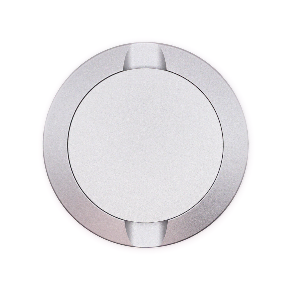 Klassisk silver, personlig gravyr. Välj namn, datum eller ett motiv och designa din egen snusdosa. Framsida av snusdosa i aluminium i silver färg som kan graveras