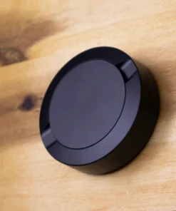Graverad svart snusdosa i aluminium med live-preview