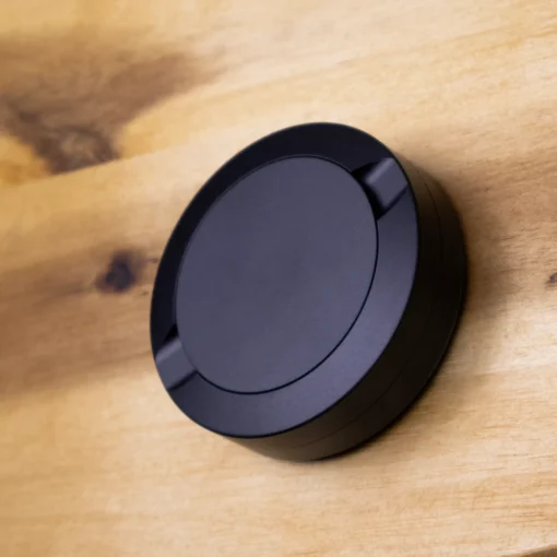 Graverad svart snusdosa i aluminium med live-preview
