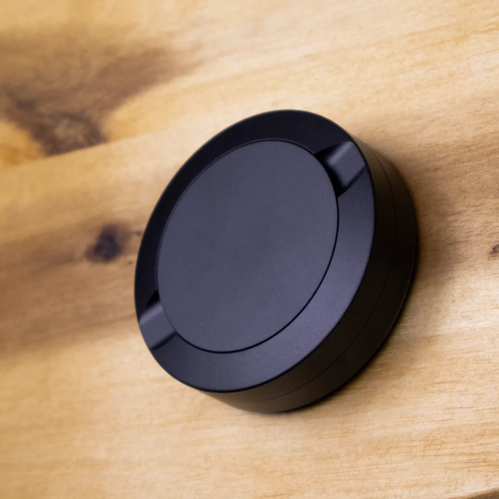 Helsvart och personlig. Gravera namn, datum eller ett motiv och gör den till något eget. Graverad svart snusdosa i aluminium med live-preview